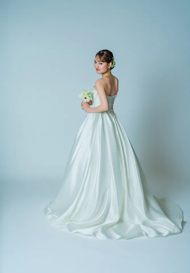 ロングトレーンのドレスで振り返る花嫁の全身(Simple/Bride シーン)