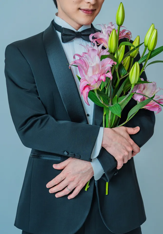ピンクのユリの花束を抱える蝶ネクタイ姿の新郎(Simple/Groom シーン)