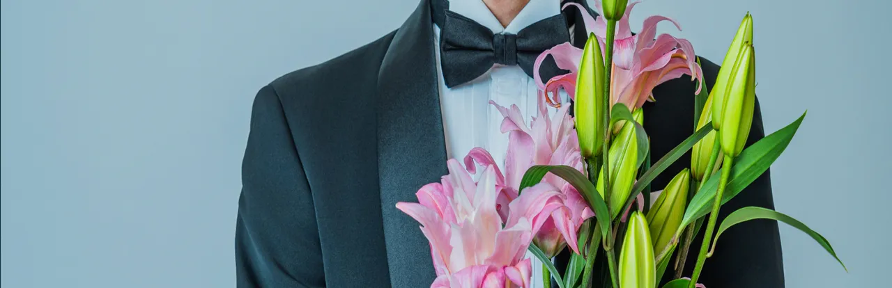 ピンクのユリの花束を持つ蝶ネクタイ姿の新郎の上半身（Simple/Groom シーン）