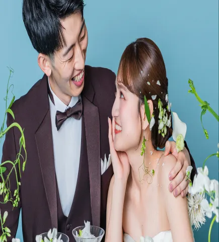 花嫁の頬に手を添えて見つめ合う新郎新婦(Table シーン)