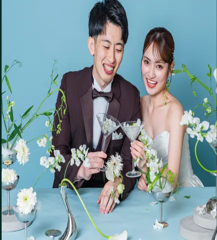 カクテルグラスを手に笑い合う新郎新婦(Table シーン)