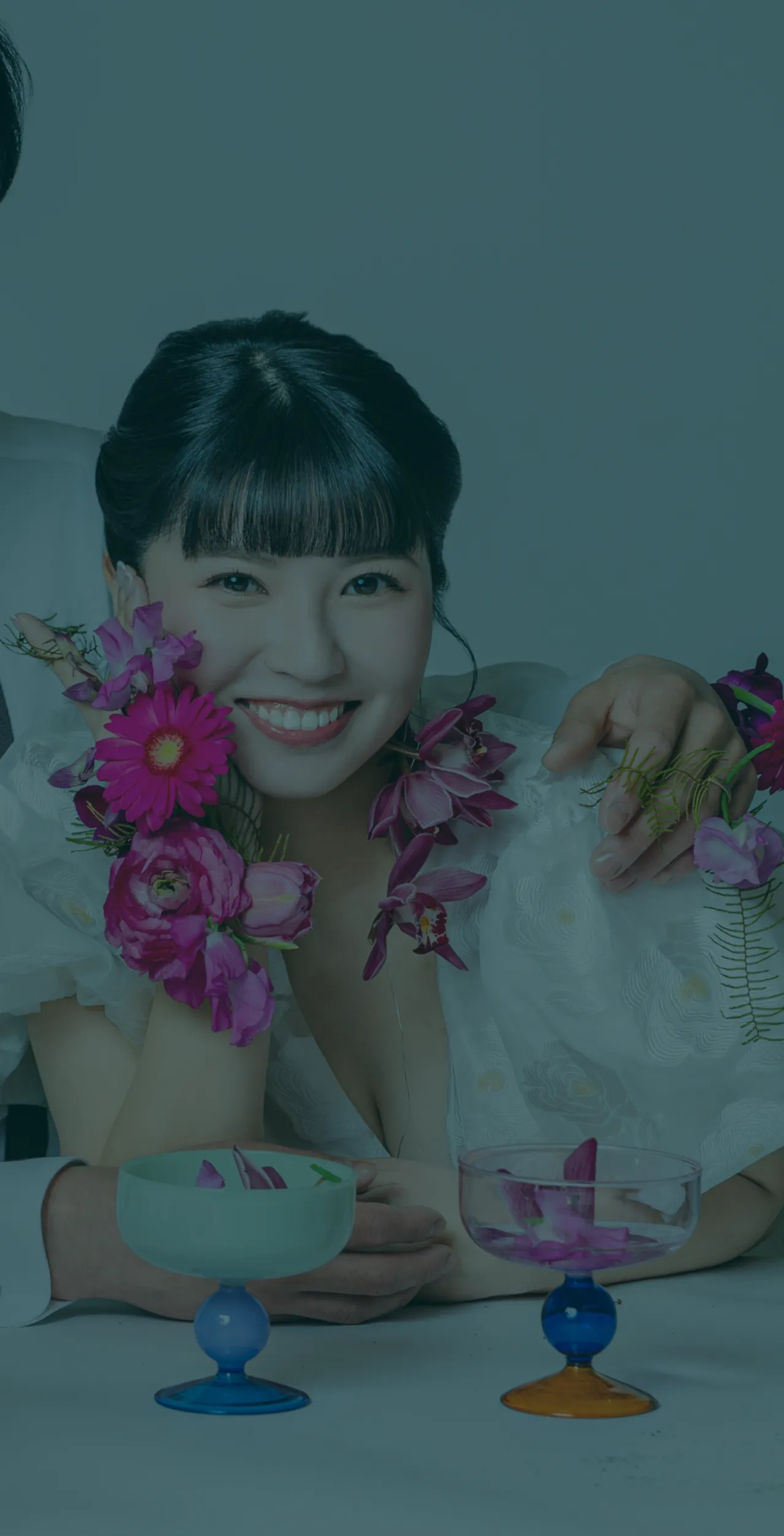 花飾りをまといテーブルで微笑む花嫁
