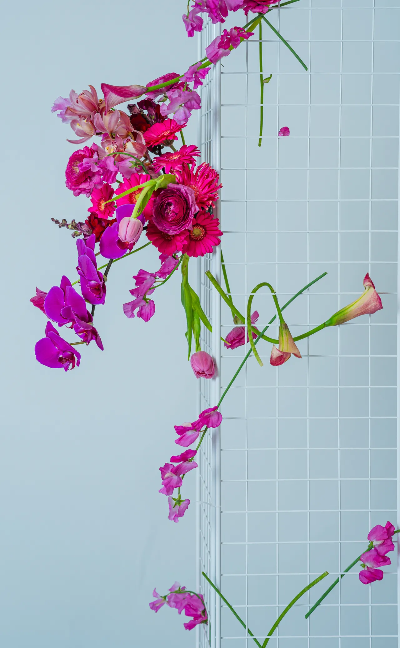 ワイヤーラックに飾られた色鮮やかな生花のアレンジメント
